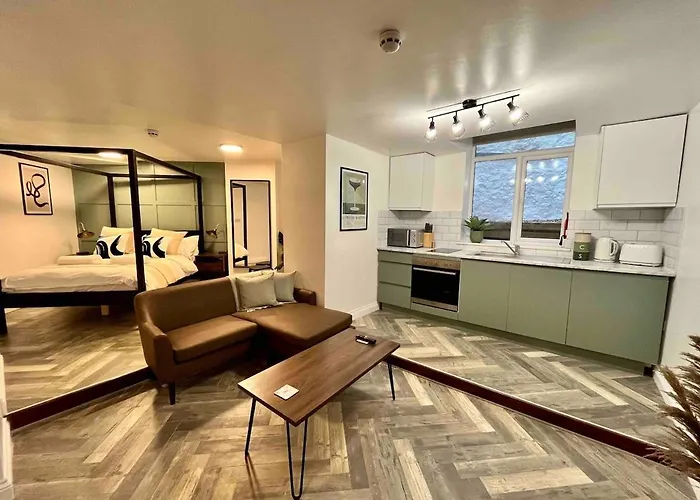 Stylish Studio Apartment On Torquay Harbourside!